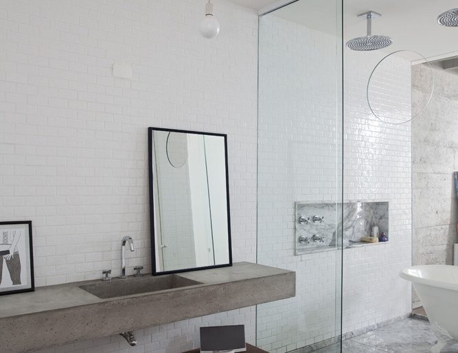 luxe loft badkamer betonnen wastafel regendouches en vrijstaand bad