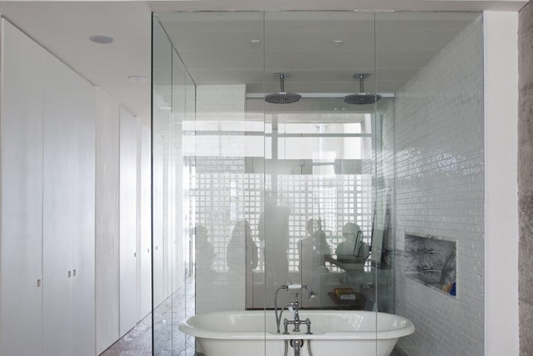 luxe loft badkamer open karakter door glazen wanden