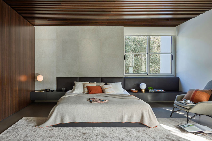 Luxe slaapkamer met hout, beton en goud