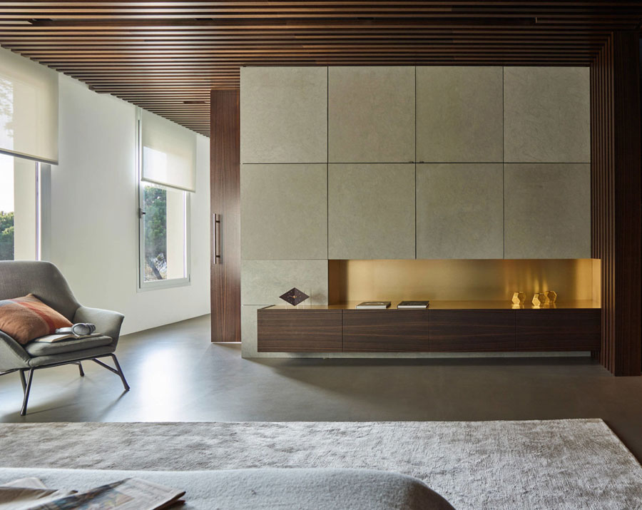 Luxe slaapkamer met hout, beton en goud