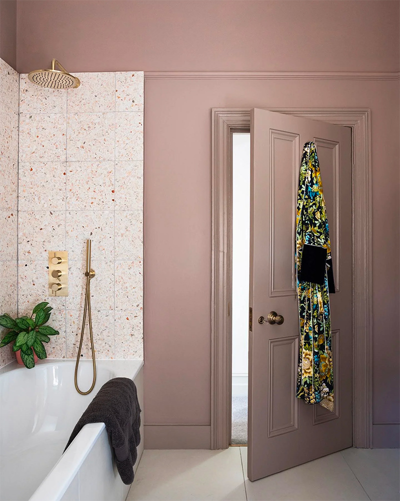 In deze mooie badkamer zijn de muren geverfd in de kleur Dead Salmon van Farrow & Ball.