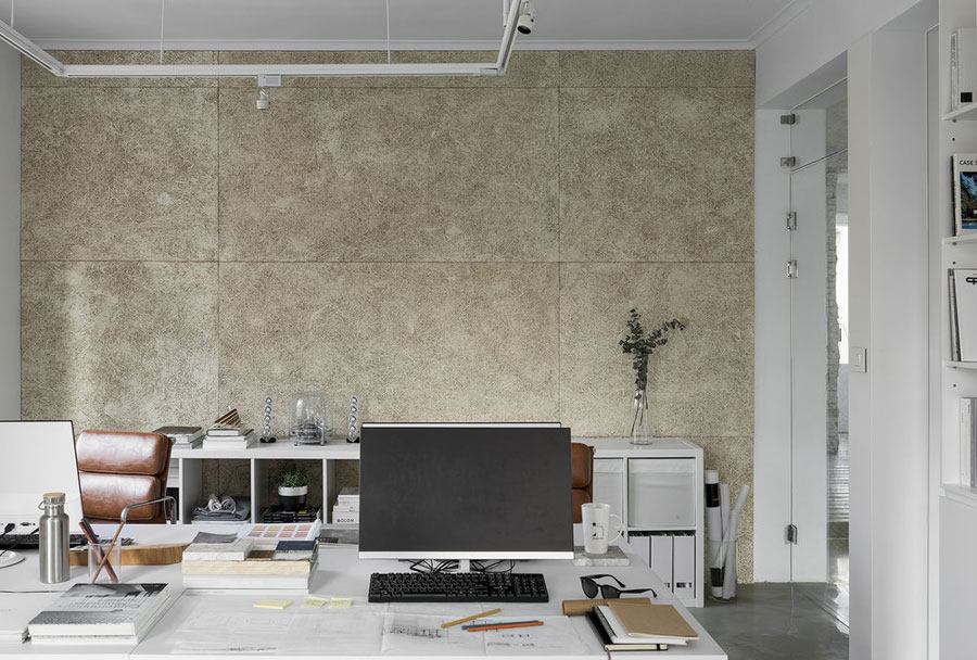 In het moderne en minimalistische kantoor van ontwerpbureau Studio In2 is een stoere betonlook muur gecreëerd. Klik hier voor meer foto's.