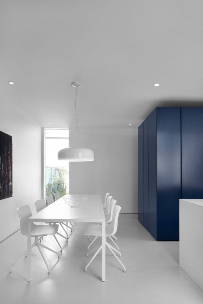 minimalistisch interieur donkerblauwe accenten