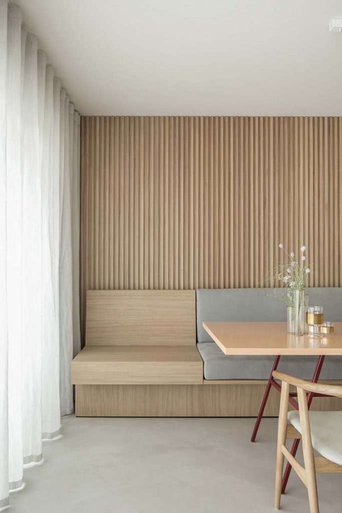 Japandi interieurs kenmerken zich ook met een mooie minimalistische stijl.
