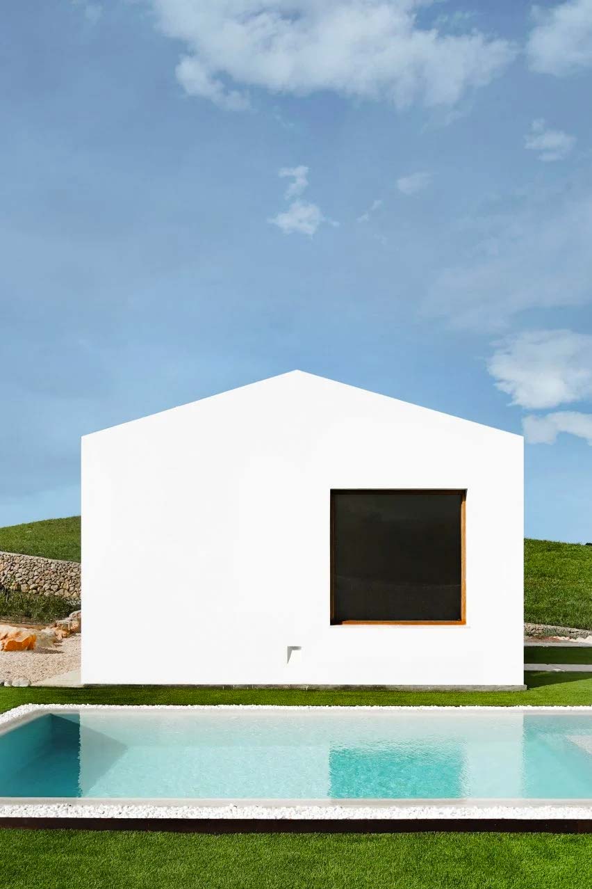 minimalistisch wit huis houten kozijnen