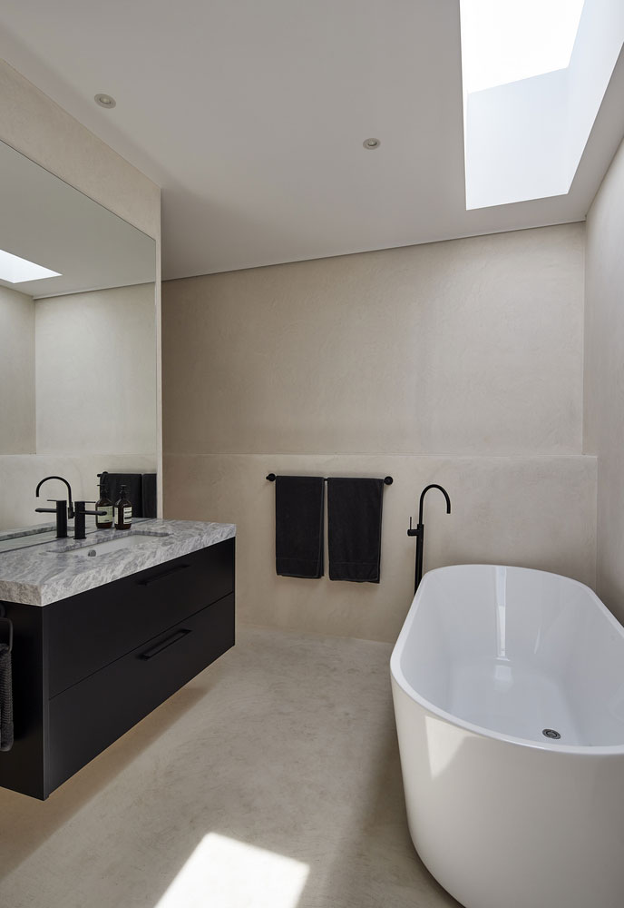 Minimalistische badkamer met betonstuc