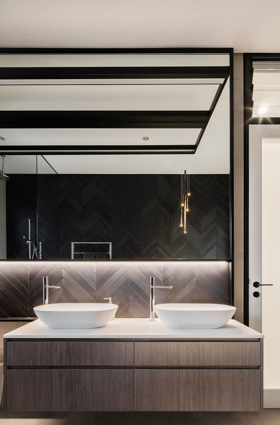 Modern chique badkamer met donkere kleuren