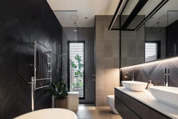 Modern chique badkamer met donkere kleuren