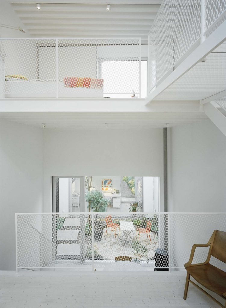 Modern wit rijtjeshuis met een ruimtelijk wit interieur