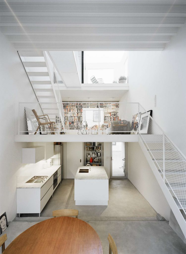 Modern wit rijtjeshuis met een ruimtelijk wit interieur