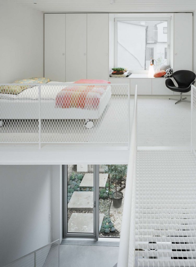 Modern wit rijtjeshuis met een ruimtelijk wit interieur