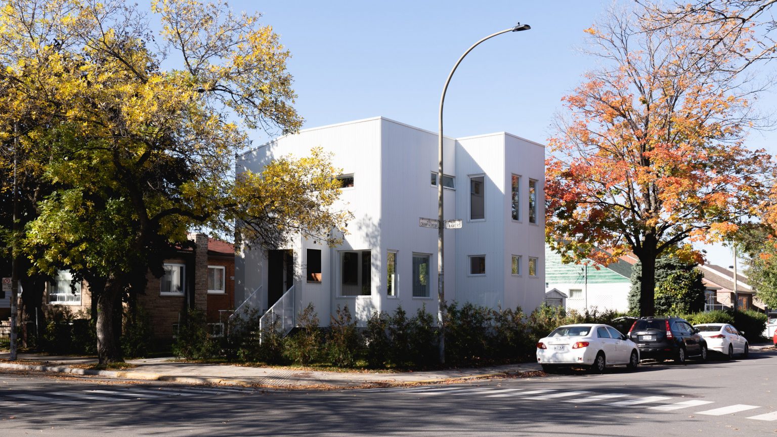 Architecteten Nicholas Francoeur en Joel Fontaine Lortie hebben een met staal bekleed huis in Montreal gerenoveerd met een inpandige veranda aan de voorkant van het huis.