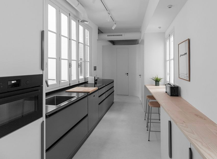 Deze mooie moderne lange smalle keuken is ontworpen door EME157 estudio de arquitectura | Fotografie: Luis Alda