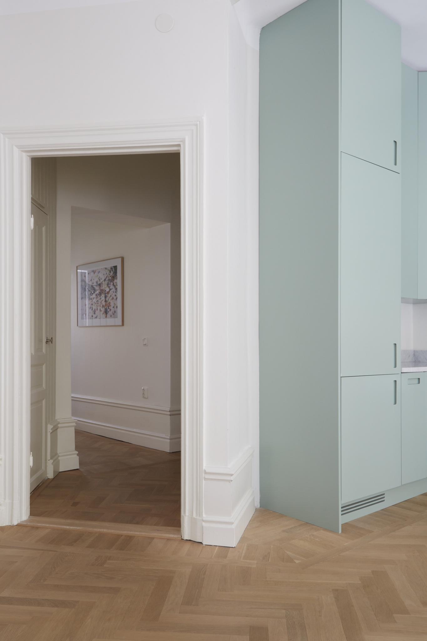 Moderne mintgroene keuken met een marmeren werkblad