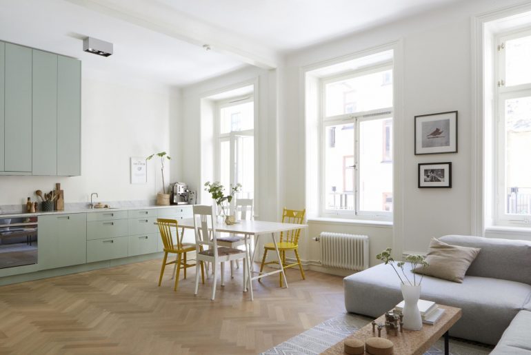 Moderne mintgroene keuken met een marmeren werkblad