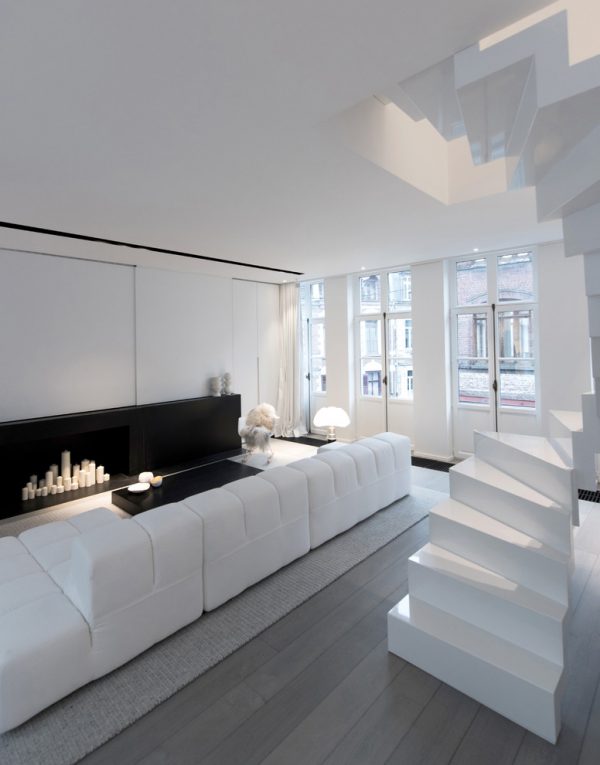 Moderne ruimtelijke woonkamer in een karakteristiek pand