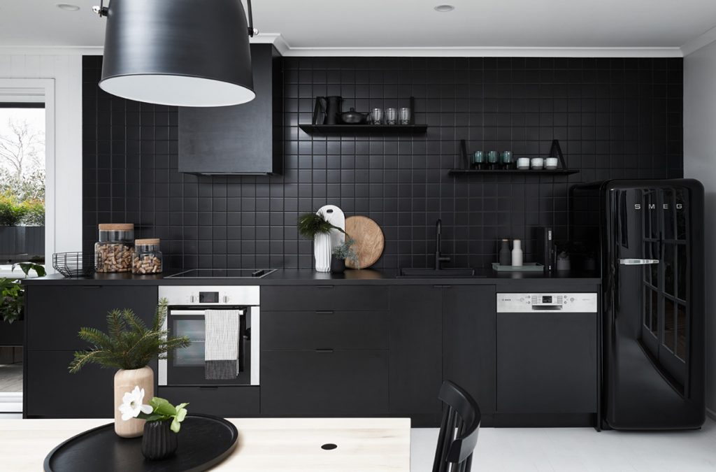 Moderne zwarte keuken van Nord House