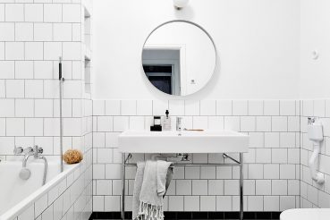 Mooie badkamer met een combinatie van zwarte en witte tegels