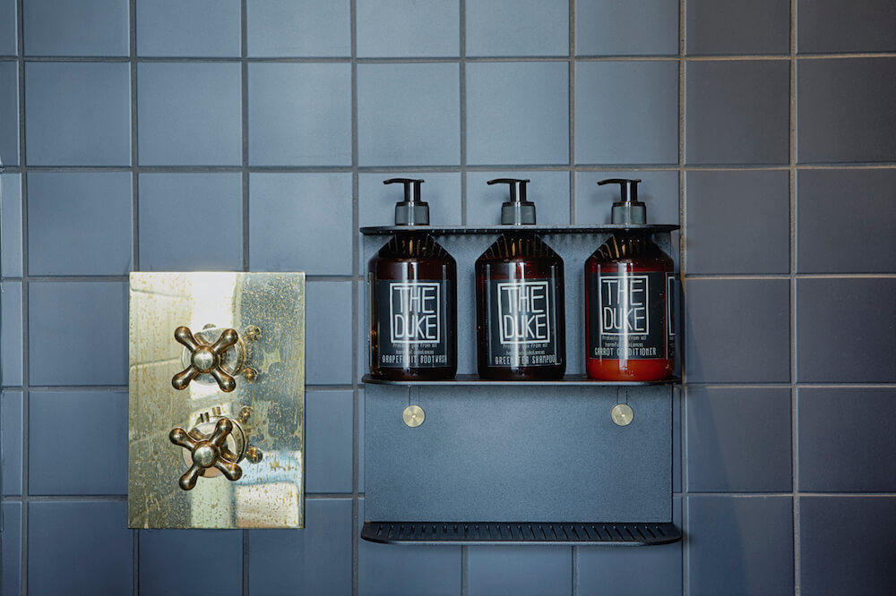 De mooie badkamers van The Duke Boutique Hotel