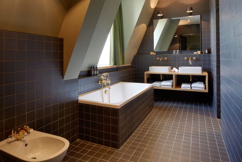 De mooie badkamers van The Duke Boutique Hotel