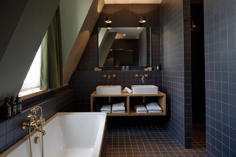 De mooie badkamers van The Duke Boutique Hotel