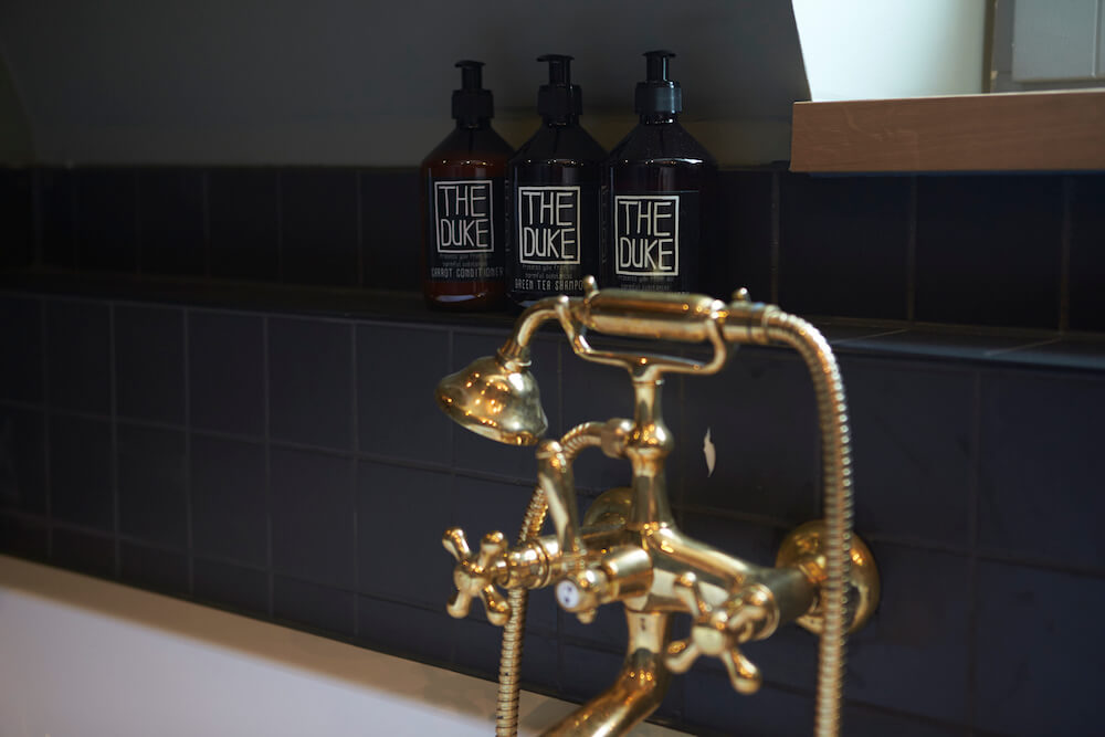 De mooie badkamers van The Duke Boutique Hotel