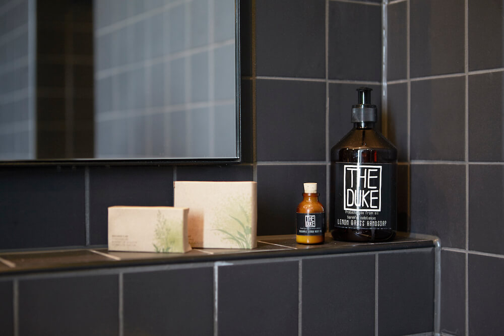 De mooie badkamers van The Duke Boutique Hotel