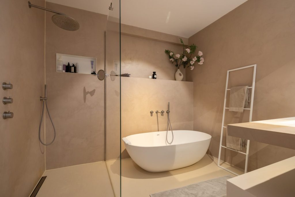 mooie bloemen in badkamer