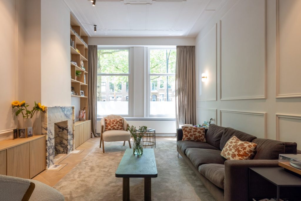 mooie bloemen in woonkamer