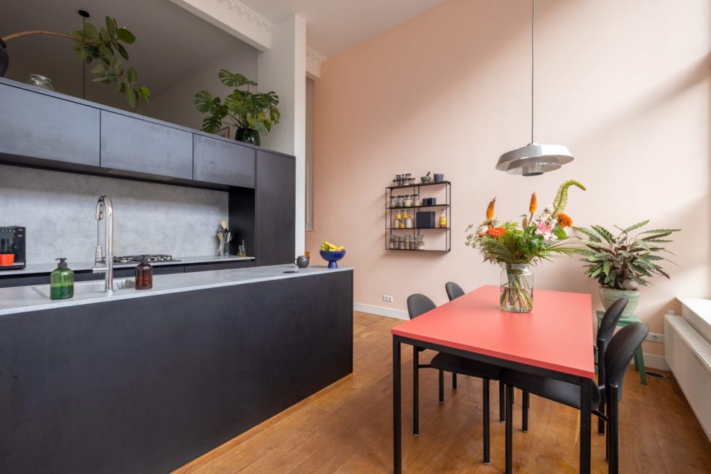 mooie bloemen vaas op eettafel