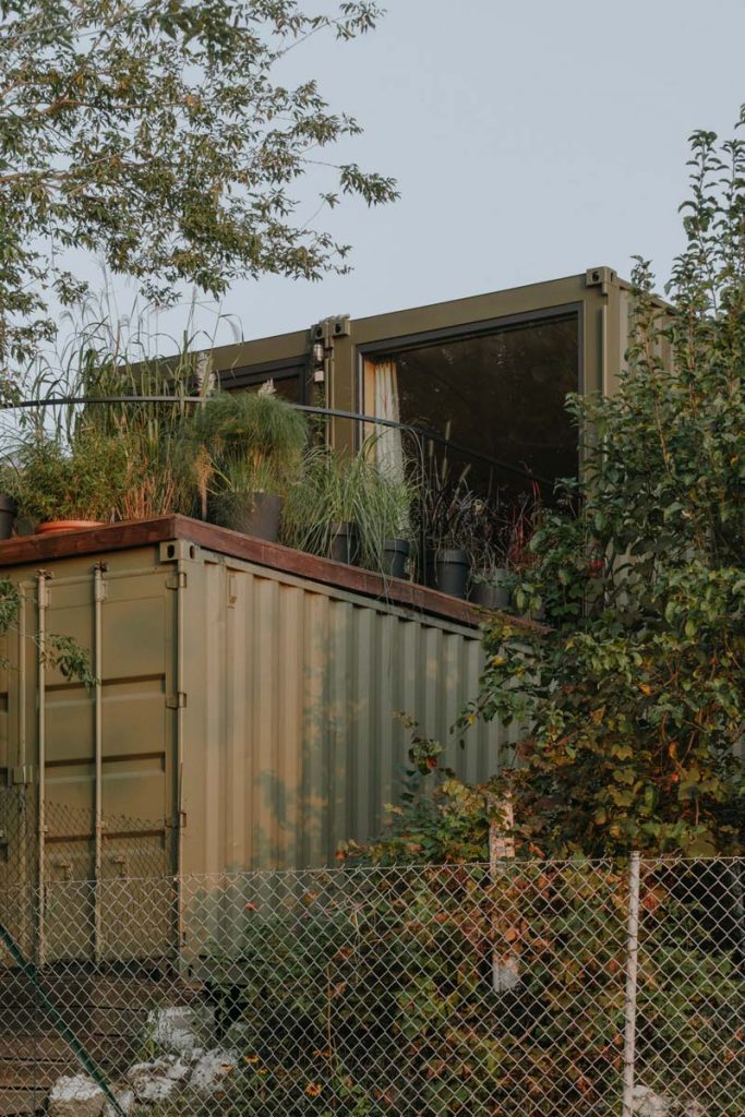 Deze mooie containerwoning is ontworpen door Wiercinski Studio, die uit twee lagen bestaat, en een geweldig dakterras heeft.