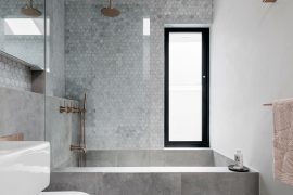 Deze mooie kleine badkamer is ontworpen met oog voor detail