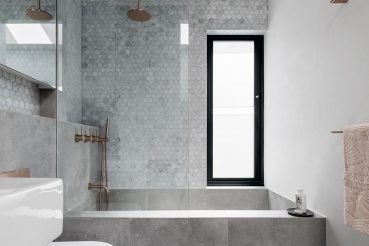 Deze mooie kleine badkamer is ontworpen met oog voor detail
