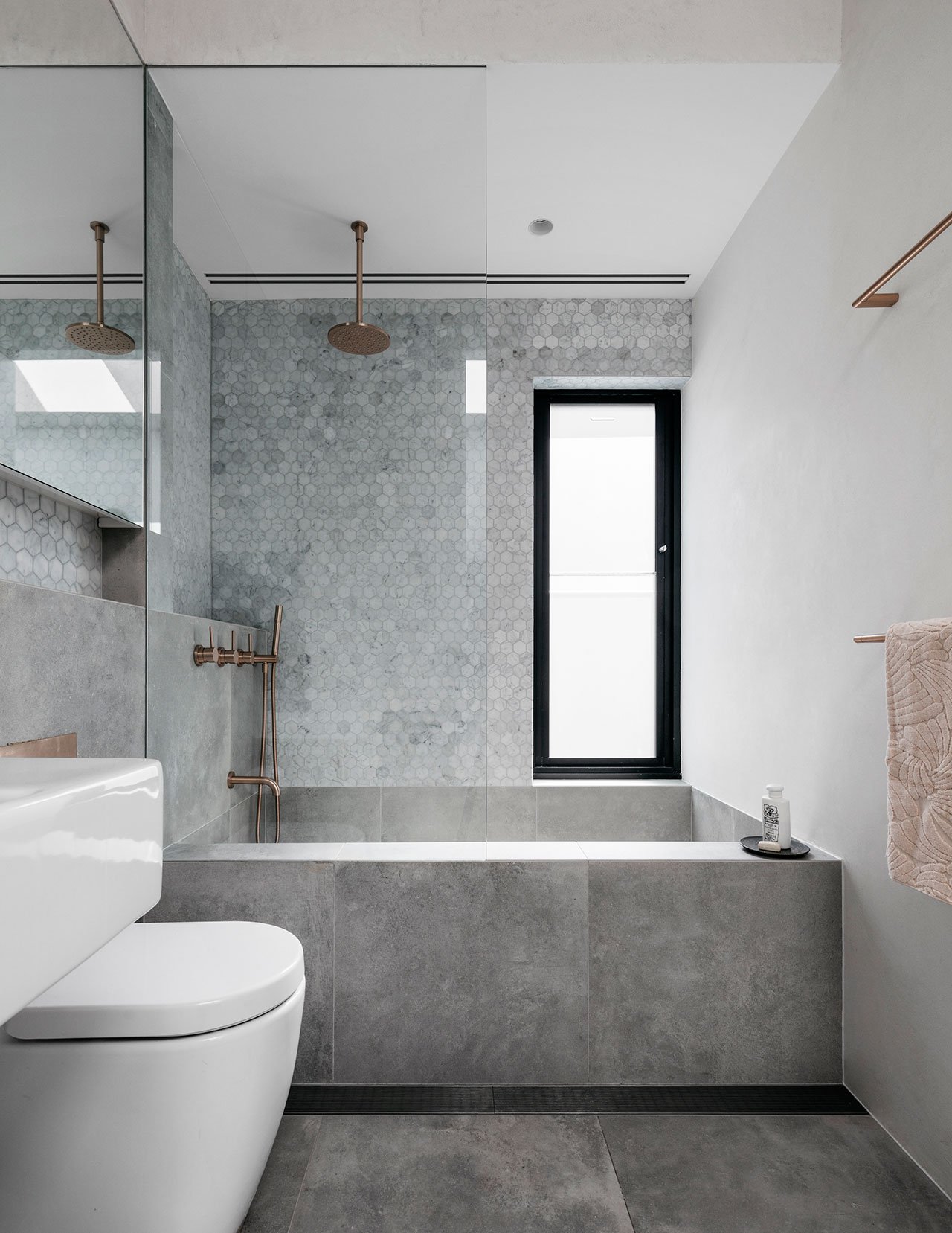 Verrassend Deze mooie kleine badkamer is ontworpen met oog voor detail | HOMEASE QP-59