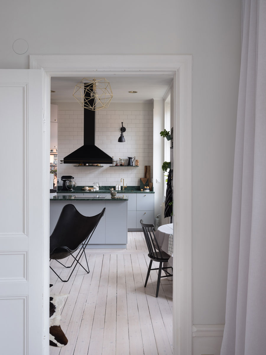 Mooie open keuken met kookeiland in een klein appartement van 59m2