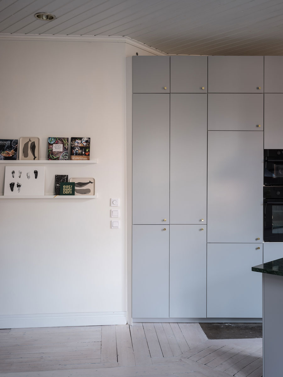 Mooie open keuken met kookeiland in een klein appartement van 59m2