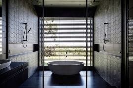 Mooie zwarte badkamer in een moderne woonboerderij