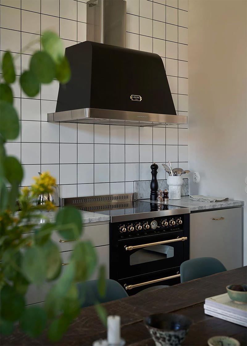 Een nieuwe moderne keuken kan je ook heel mooi combineren met een klassiek fornuis en afzuigkap.