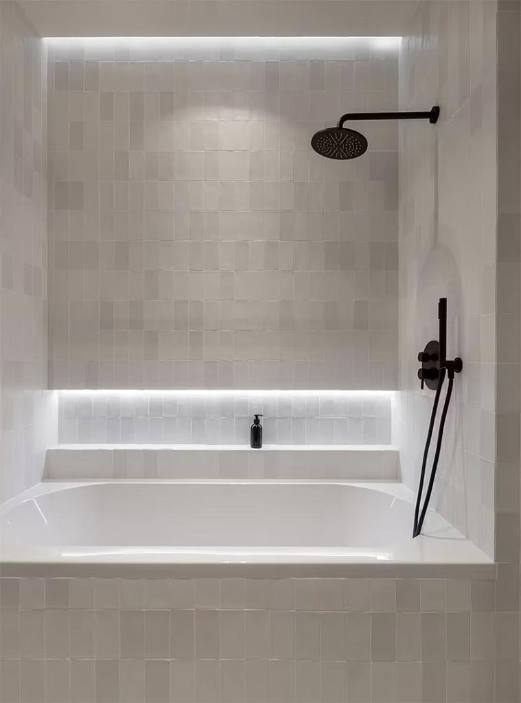 nis in muur met verlichting boven bad