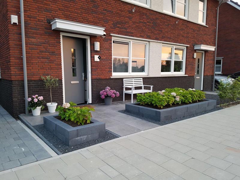 Onderhoudsvriendelijke voortuin tip bestrating grote tegels