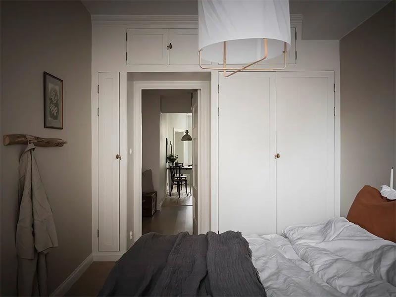 Een grote kledingkast op maat ziet er niet alleen super mooi en strak uit, het houdt je slaapkamer ook netjes en georganiseerd.