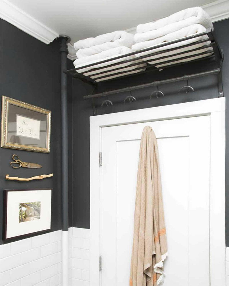 Overweeg een handige rek boven de deur, voor het opbergen van handdoeken.