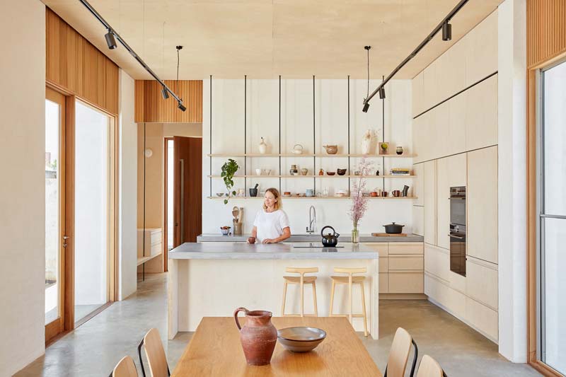 In dit project van David Barr Architects vind je een geweldige open leefkeuken, waar lage kasten gecombineerd zijn met een kastenwand en een keukeneiland met bartafel.