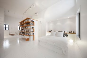 Open witte zolder slaapkamer