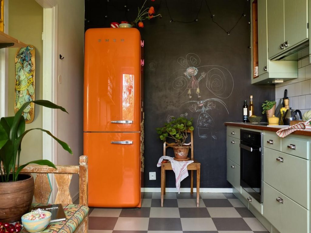 oranje smeg koelkast vintage keuken krijtbord verf
