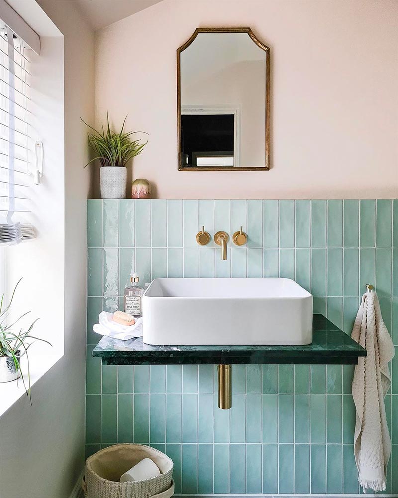 Emma van homeonthegrove combineerde de mooie zachtroze muurverf Pink 01 Matt van Lick met super leuke mintgroene wandtegels in haar frisse badkamer.