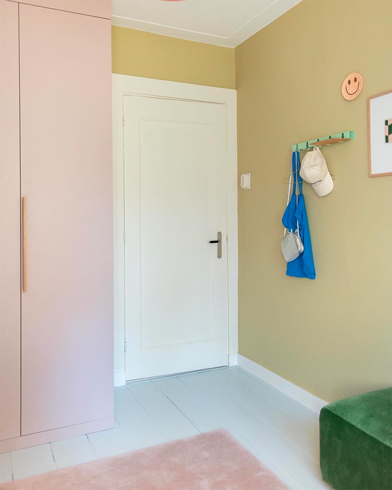 Elske van @Keekshuis combineerde een prachtige gele muur, geverfd met de kleur 'Apple' van Little Greene, met een mooie zachtroze kast.