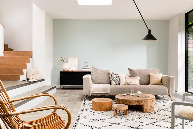 De mintgroene muur in deze woonkamer is geverfd met Flexa Pure - Delicate Ocean. Hier verkrijgbaar.