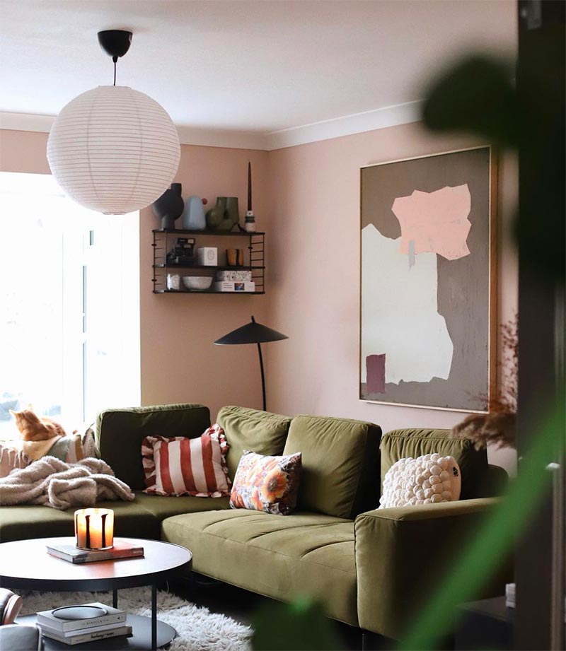 Jazz van the_nestlings koos voor de roze muurverf Masquerade van Little Greene in haar super stijlvolle woonkamer.