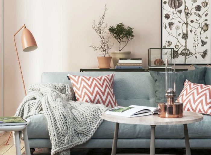 Pastel roze muur in woonkamer